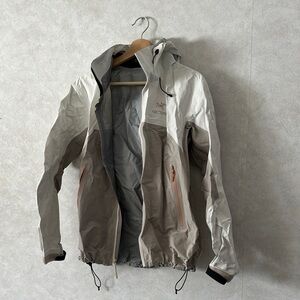 Arc'teryx Women's Two-Tone White and Gray Raincoat